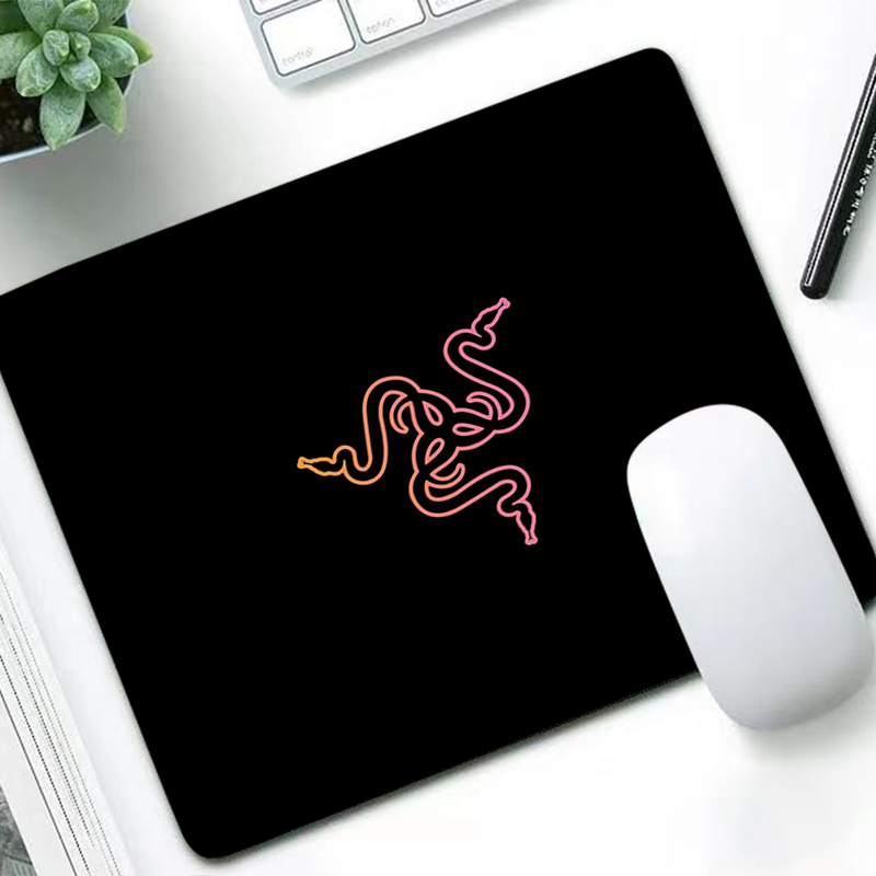 Pc Gaming Lounge - Razer Luxury Mouse Pad Anime Gamer